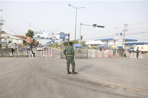 Cảnh sát dựng chốt chặn tại một tuyến đường dẫn vào thủ đô Phnom Penh, Campuchia ngày 15/4/2021.