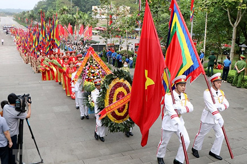 Đoàn dâng hương, đoàn cờ phướn, đội nhạc hành lễ, đội rước kiệu lễ vật