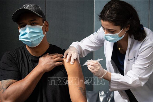Người dân được tiêm vaccine ngừa COVID-19 tại New York, Mỹ ngày 16/4/2021.