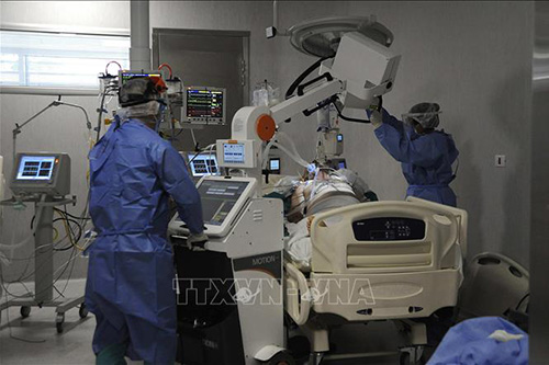 Nhân viên y tế điều trị cho bệnh nhân COVID-19 tại bệnh viện ở Mendoza, Argentina ngày 6/11/2020.