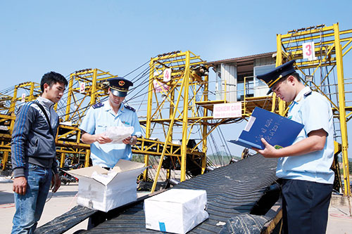 Cán bộ Hải quan cửa khẩu kiểm tra hàng hóa xuất khẩu tại cảng.