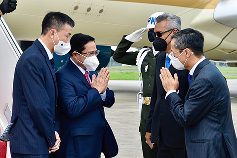 Đón đoàn tại sân bay có đại diện Bộ Ngoại giao Indonesia; Đại sứ Việt Nam