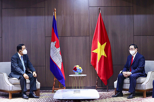 Thủ tướng Phạm Minh Chính trao đổi với Thủ tướng Campuchia Hun Sen.