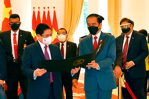 Tổng thống Indonesia Joko Widodo thân tặng Thủ tướng Phạm Minh Chính