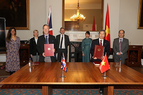 Đại sứ Việt Nam Trần Ngọc An và Đại sứ Vương quốc Anh Gareth Edward Ward