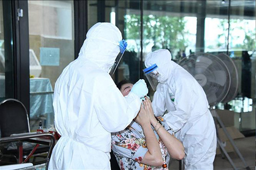 Nhân viên y tế lấy mẫu xét nghiệm COVID-19 cho người dân tại Bangkok, Thái Lan ngày 21/4/2021