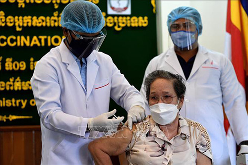 Tiêm vaccine ngừa COVID-19 cho người dân tại Phnom Penh, Campuchia.