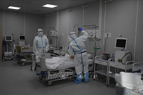 Điều trị cho bệnh nhân nhiễm COVID-19 tại bệnh viện dã chiến ở Moskva, Nga.