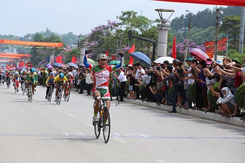 Chặng 5 cuộc đua xe đạp toàn quốc mở rộng 'Về Điện Biên Phủ 2014 - Cúp Báo Quân đội nhân dân'