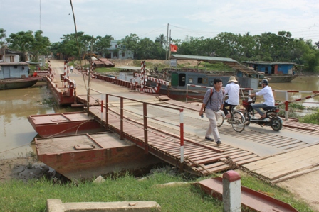 Cầu phao Bút Sơn