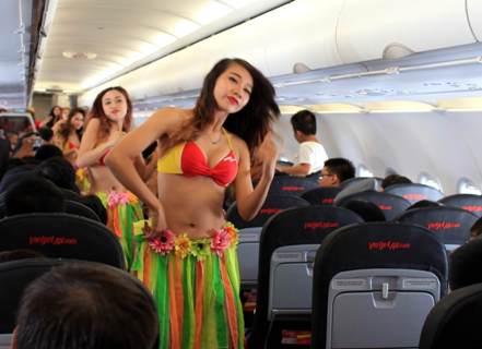 Nóng bỏng vũ điệu Hawaii trên máy bay VietJet