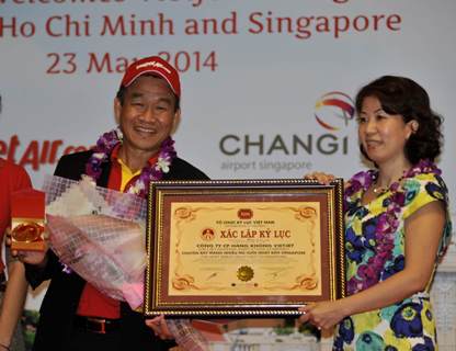Ba Nguyen Hoang Anh - Dai dien To chuc Ky luc VN trao chung nhan Chuyen bay mang nhieu nu cuoi nhat den Singapore