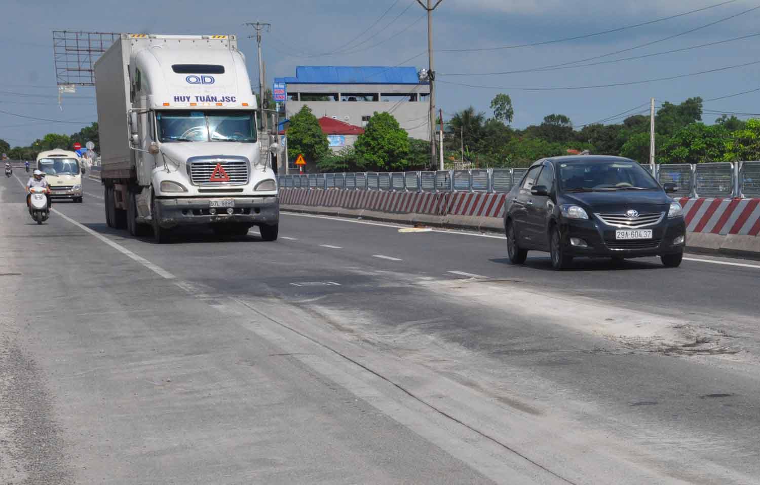 Lún, nứt ở Quốc lộ 18: Khắc phục xong mới được thu phí
