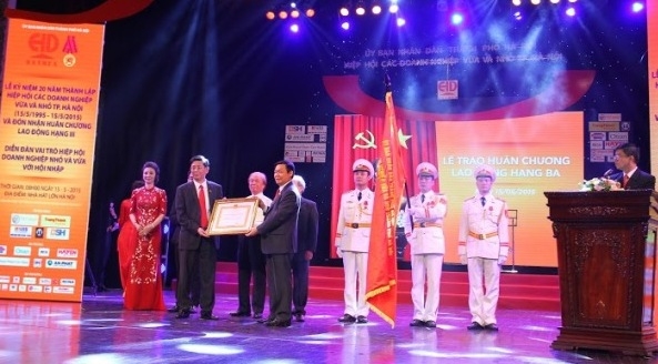 hiep hoi dnvvn ha noi don nhan huan chuong lao dong hang ba