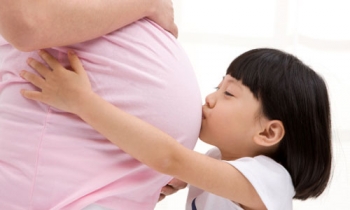 Cả người mang thai và người mẹ nhờ mang thai hộ được nghỉ 6 tháng