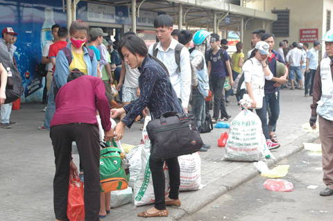 Người dân nườm nượp quay lại Thủ đô sau kỳ nghỉ lễ 4 ngày