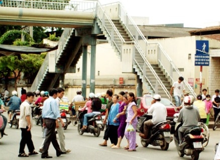 Đề xuất cây cầu vượt bộ hành có thang máy và điều hòa nhiệt độ