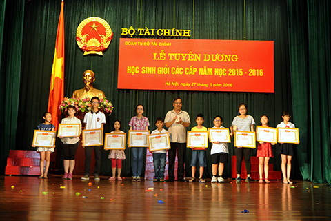 Đoàn Thanh niên Bộ Tài chính: Tuyên dương học sinh giỏi năm học 2015