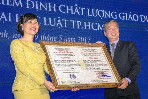 Trao chứng nhận chất lượng giáo dục cho Trường Đại học Luật TP. Hồ Chí Minh