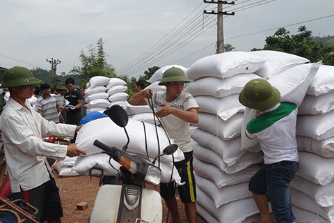 Ấm lòng người dân nghèo mùa giáp hạt