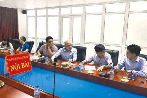 Cán bộ đoàn khảo sát phỏng vấn ý kiến của doanh nghiệp về cải cách thủ tục hành chính hải quan.