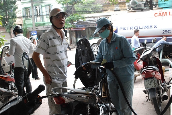 Thu thuế nhập khẩu xăng dầu liên tục giảm mạnh