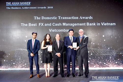 vietcombank don nhan 2 giai thuong lon tu the asian banker