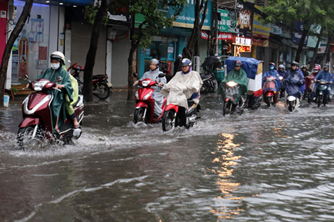 Nam Bộ mưa dông diện rộng, đề phòng lốc, sét, mưa đá, gió giật mạnh