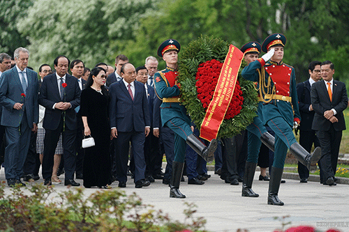 Thủ tướng thăm một số ‘địa chỉ đỏ’ tại Saint Petersburg