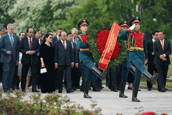 Thủ tướng thăm một số ‘địa chỉ đỏ’ tại Saint Petersburg
