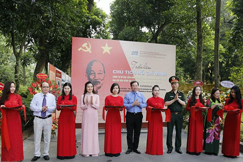 Khai mạc triển lãm về Chủ tịch Hồ Chí Minh tại Phủ Chủ tịch