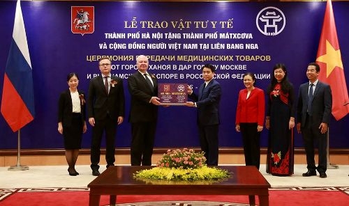 Hà Nội trao tặng vật tư y tế phòng, chống dịch bệnh Covid-19 cho Matxcova
