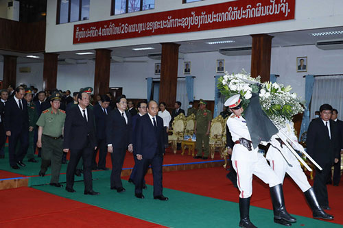 Thủ tướng Nguyễn Xuân Phúc viếng “người bạn lớn của Việt Nam”