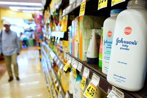Johnson &amp; Johnson ngừng bán phấn rôm có chứa bột Talc tại Mỹ và Canada