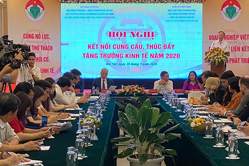 Gần 20 doanh nghiệp cam kết hỗ trợ lẫn nhau về sản xuất và tiêu thụ sản phẩm
