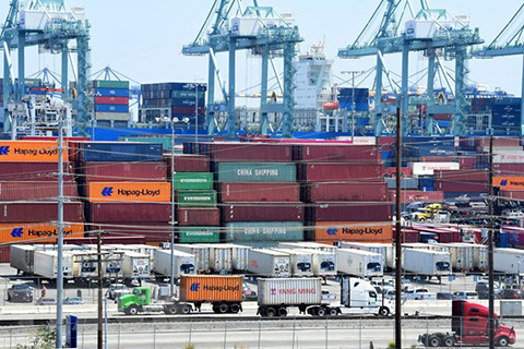 Hàng hóa được xếp tại cảng ở Long Beach, California, Mỹ