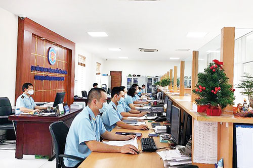Cán bộ Chi cục Hải quan Hưng Yên thực hiện hỗ trợ doanh nghiệp thông qua các phương thức điện tử.