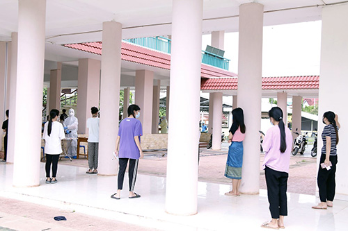 Hội người Việt Nam tại thủ đô Viêng Chăn phối hợp với Bộ Y tế Lào tổ chức điểm xét nghiệm