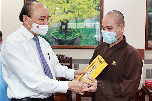 Chủ tịch nước Nguyễn Xuân Phúc gặp mặt và tặng quà đại diện các tổ chức tôn giáo