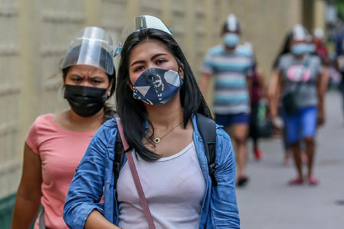 Người dân đeo khẩu trang phòng lây nhiễm COVID-19 tại Manila, Philippines