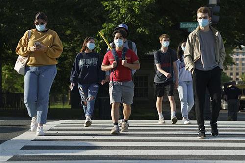 Người dân đeo khẩu trang phòng dịch COVID-19 tại Washington, DC, Mỹ ngày 6/5/2021.