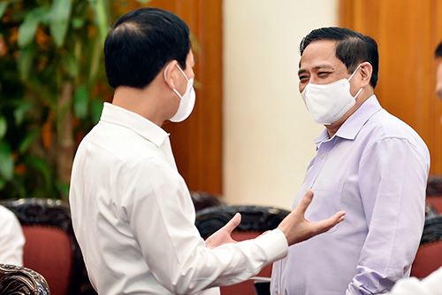 Thủ tướng Phạm Minh Chính và Bộ trưởng Nguyễn Mạnh Hùng trao đổi tại cuộc làm việc