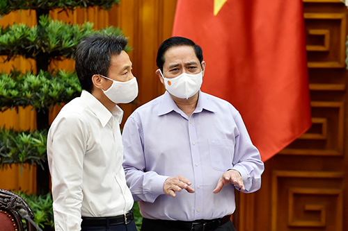 Thủ tướng Phạm Minh Chính trao đổi với Phó Thủ tướng Vũ Đức Đam tại cuộc làm việc.