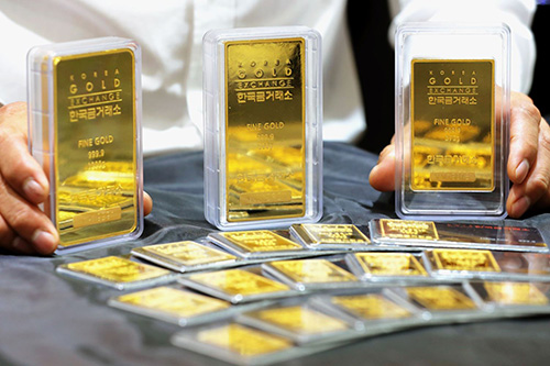 Vàng miếng được trưng bày tại sàn giao dịch ở Seoul, Hàn Quốc.