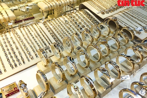 Giá vàng giảm hơn 100.000 đồng/lượng