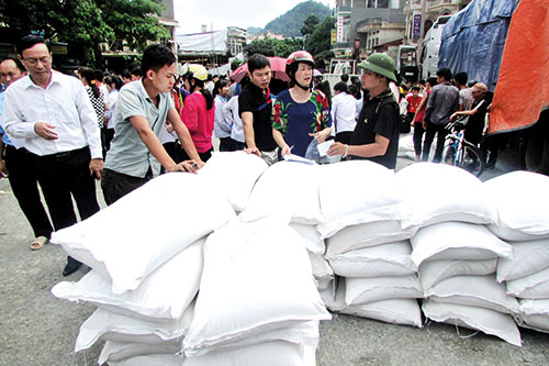 Cục Dự trữ Nhà nước&amp;nbsp;khu vực&amp;nbsp;Hoàng Liên Sơn xuất cấp gạo cho các&amp;nbsp;đối tượng tại tỉnh Lào Cai.