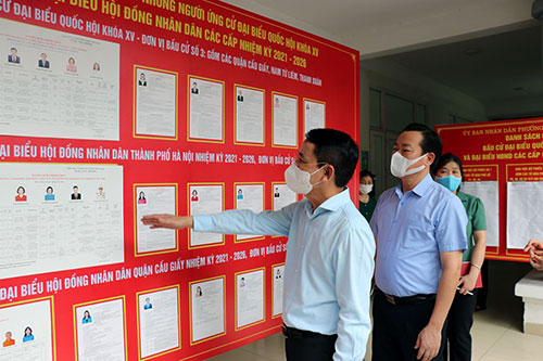 Ông Nguyễn Trọng Đông (bên trái ảnh), Phó Chủ tịch UBND Thành phố Hà Nội