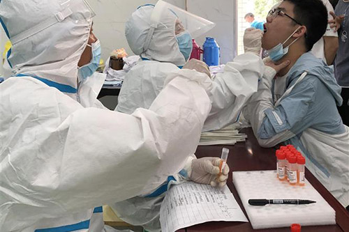 Nhân viên y tế lấy mẫu xét nghiệm COVID-19 tại tỉnh An Huy, Trung Quốc, ngày 14/5/2021.