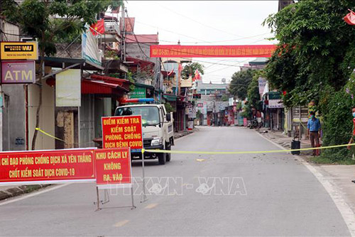 Chốt kiểm soát dịch COVID-19 ở khu vực đầu vào xã Yên Thắng, huyện Ý Yên (Nam Định).