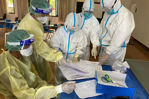 Nhân viên y tế làm nhiệm vụ tại điểm xét nghiệm COVID-19 ở Viêng Chăn, Lào ngày 7/5/2021.